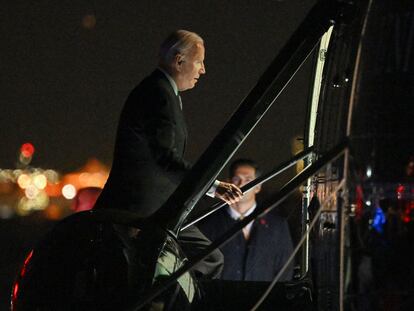 El presidente Biden aborda el helicóptero 'Marine One' para dejar Nueva York, donde asistió a un evento de recaudación de fondos el jueves.
