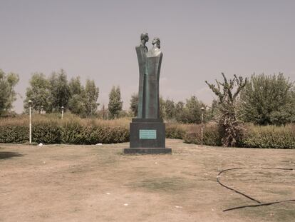 Una estatua inmortaliza el momento en que una pareja se besó por primera vez en público en el parque Azadi. El parque se ha convertido en un lugar muy frecuentado por las parejas que se citan al calor del sol de mediodía, una hora a la que otros habitantes de la ciudad prefieren quedarse en casa.