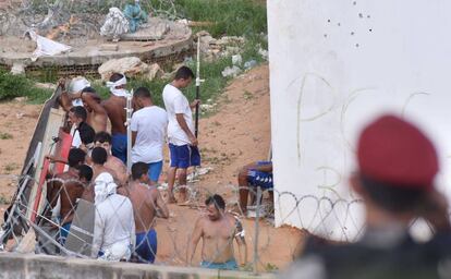 Detentos rebelados na penitenci&aacute;ria de Alca&ccedil;uz fazem barricadas em um dos pavilh&otilde;es, nesta ter&ccedil;a-feira. 