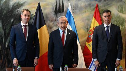 El presidente del Gobierno español, Pedro Sánchez, y el primer ministro belga, Alexander de Croo, posan durante una reunión con el primer ministro israelí, Benjamín Netanyahu (en el centro), este jueves en Jerusalén. 