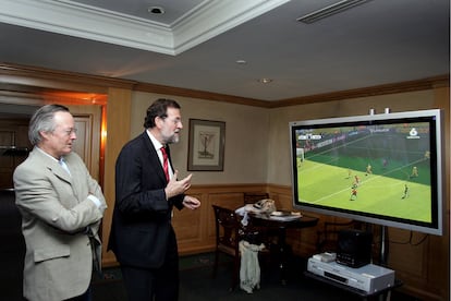 Josep Piqué y Mariano Rajoy, durante la retransmisión del partido de fútbol entre España y Ucrania en el Mundial de Alemania 2006, en un hotel de Barcelona.