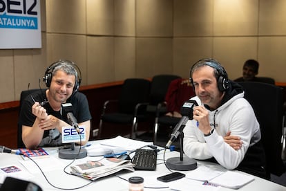 En la imagen Sique Rodríguez (Izq.) y Lluís Flaquer durante el directo del programa de deportes 'Que t'hi jugues' de Ser Catalunya. Foto: Massimiliano Minocri