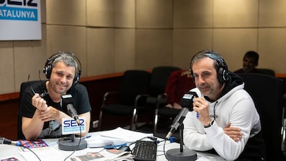En la imagen Sique Rodríguez (Izq.) y Lluís Flaquer durante el directo del programa de deportes 'Que t'hi jugues' de Ser Catalunya. Foto: Massimiliano Minocri