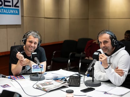 En la imagen Sique Rodríguez (Izq.) y Lluís Flaquer durante el directo del programa de deportes 'Que t'hi jugues' de Ser Catalunya. Foto: Massimiliano Minocri