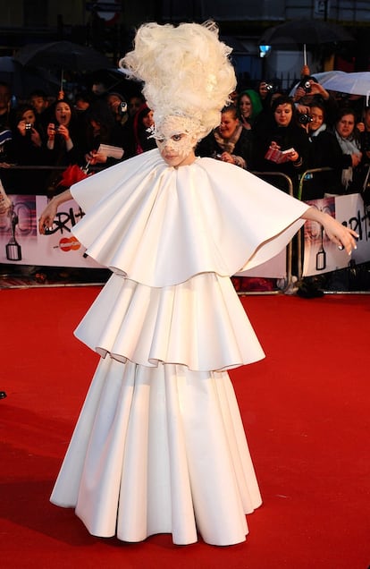 Un abultado moño y un amplio traje blanco fueron los elementos escogidos por Lady Gaga para homenajear a María Antonieta en los Brit Awards de 2010.