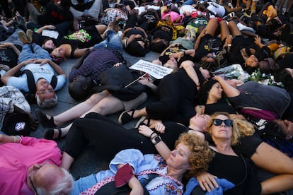 Centenares de personas tumbadas en el suelo durante una manifestación contra las políticas migratorias, en la Plaza del Callao. 