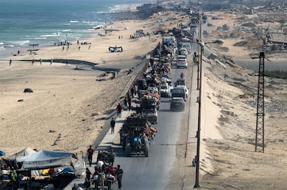 Gazatíes desplazados abandonan este sábado el norte de la Franja.