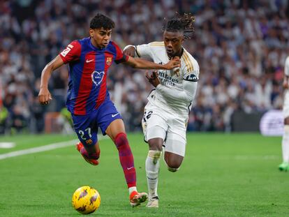 Lamine Yamal ante Camavinga, en el clásico en el Santiago Bernabéu.