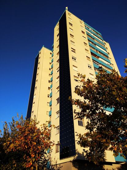 Vista de la fachada fotovoltaica instalada en la torre del renovado bloque de viviendas que ha logrado disminuir la factura energética de sus inquilinos.