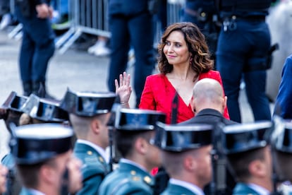 La presidenta de la Comunidad de Madrid, Isabel Díaz Ayuso, pasa revista en la Puerta del Sol.