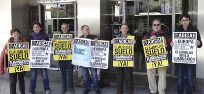 Integrantes de Adicae Castilla y Le&oacute;n durante una manifestaci&oacute;n en Valladolid para pedir a Europa la retroactividad total de las cl&aacute;usulas suelo. EFE/Archivo