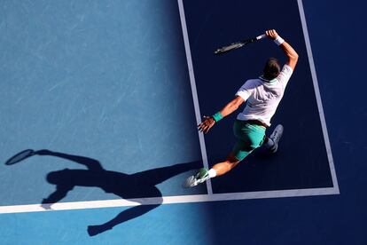 Djokovic resta durante el partido contra Dafoe en la Rod Laver Arena de Melbourne.