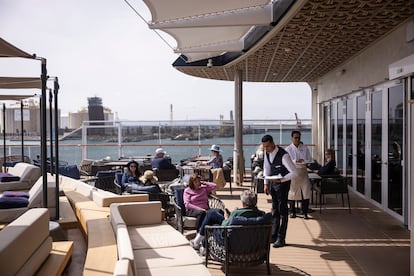 Turistas en el crucero Explora II de la compañía MSC, en el Puerto de Barcelona, hace dos semanas.