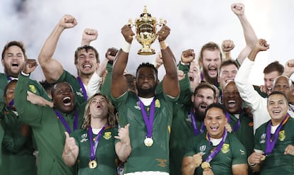 Los Springboks levantan el trofeo.