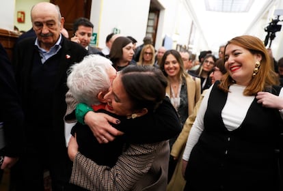 Irene Montero abraza a la activista Boti García, en los pasillo de la Cámara baja, este jueves.