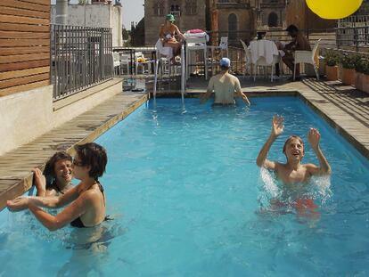 Bañistas ayer en la piscina de un hotel junto a la Giralda de Sevilla, donde se llegó a 42 grados.