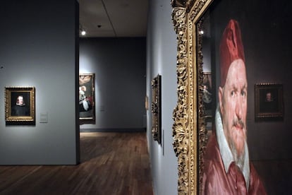 La inquietante mirada del papa Inocencio X recibe al visitante de la exposición que entre el 8 de octubre y el 9 de febrero de 2014 reúne en el Museo del Prado una treintena de obras bajo el título 'Velázquez y la familia de Felipe IV', centrada en los retratos cortesanos del artista sevillano.