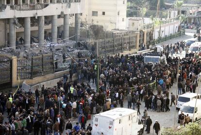 Personal de emergencias y civiles en el exterior de la sede de la policía de El Cairo tras la explosión.