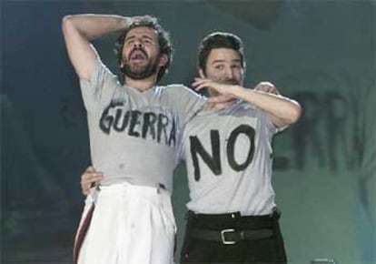 Guillermo Toledo (izquierda) y Alberto San Juan improvisaron el mensaje que apareció en sus camisetas.