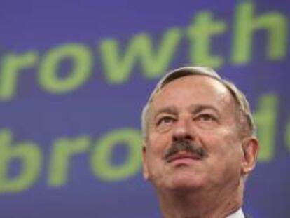 El vicepresidente de la Comisión Europea (CE) y titular en funciones de Asuntos Económicos y Monetarios, Siim Kallas, ofrece una rueda de prensa en la sede de la CE, hoy en Bruselas (Bélgica).
