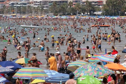 Los bañistas ayer llenaron la playa de Salou.