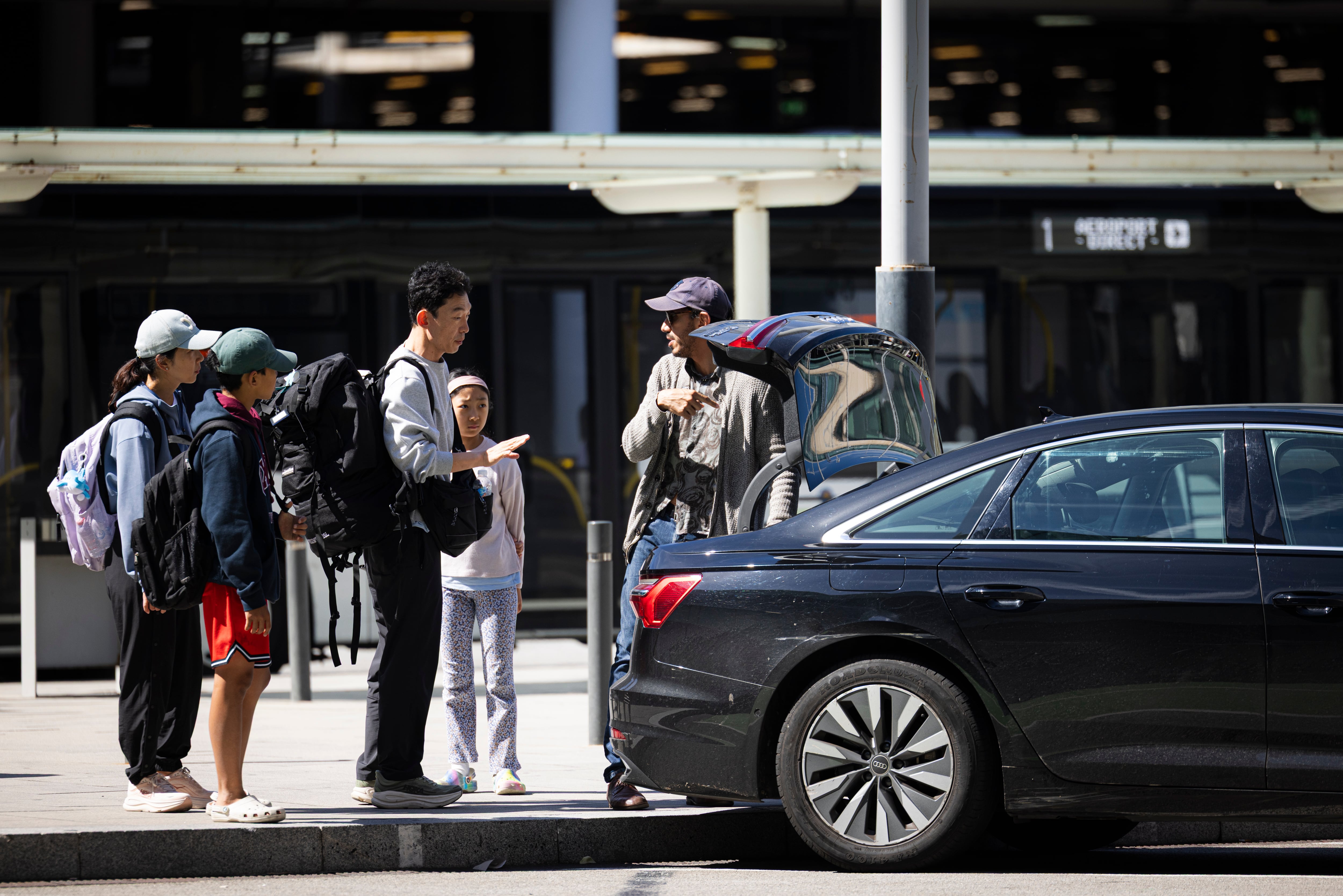 Aparcamiento para coches de Uber en la terminal 1 del aeropuerto de Barcelona.
