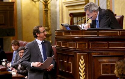 El portavoz del PP en el Congreso, Alfonso Alonso habla con Jesús Posada, presidente del Congreso durante la segunda jornada del debate sobre el estado de la nación.