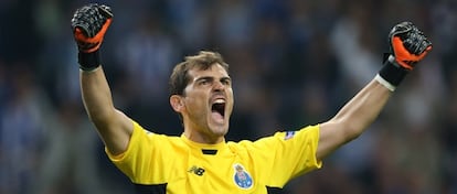 Casillas celebra un gol del Oporto.