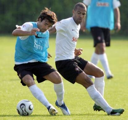 Deco(i) conduce el balón ante su compañero Costinha, en el entrenamiento de ayer del combinado portugués.