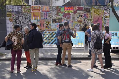 ¿Se puede repetir en uno de los barrios más postergados de Buenos Aires el efecto logrado en Wynwood, Miami? Eso intentan 31 artistas de Argentina y el exterior que buscan convertir al barrio de La Boca en una galería de arte a cielo abierto. El Festival Color BA interviene fachadas de fábricas, depósitos y viviendas con más de 1.000 litros de pintura, 120 brochas y 120 rodillos. EL PAÍS presenta a algunos de ellos y sus obras.