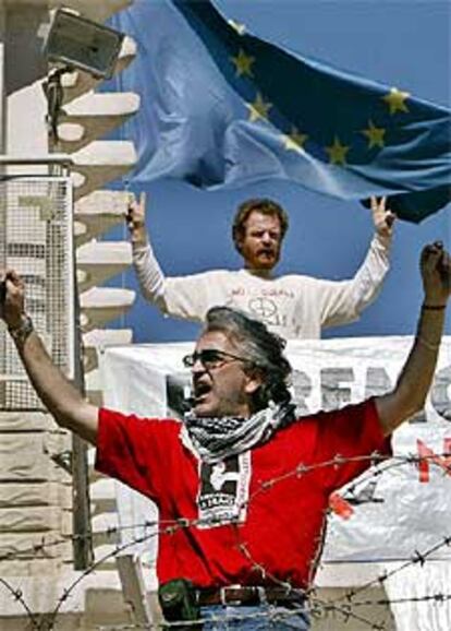 Pacifistas españoles protestan en la Embajda española en Bagdad.