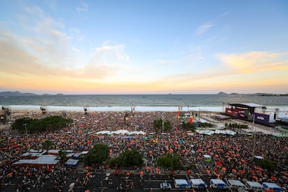 Los asistentes al concierto llegaron horas antes a la playa de Copacabana.