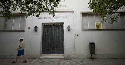 Edificio de Cruz Roja, en el barrio de La Macarena, que será utilizado para albergar migrantes.