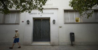 Edificio de Cruz Roja, en el barrio de La Macarena, que será utilizado para albergar migrantes.