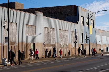 Un grupo de personas frente a un albergue para migrantes en la calle South Halsted de Chicago en diciembre de 2023