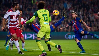 Messi, ante el meta Ochoa y Lombán.