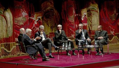 González, con Barenboim a su izquierda, durante el acto.