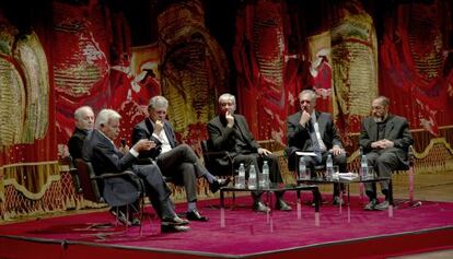 Gonz&aacute;lez, con Barenboim a su izquierda, durante el acto.