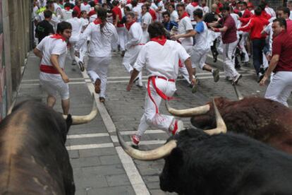 La ganadería de El Pilar protagoniza el séptimo encierro de San Fermín, sin cornadas pero con siete heridos.