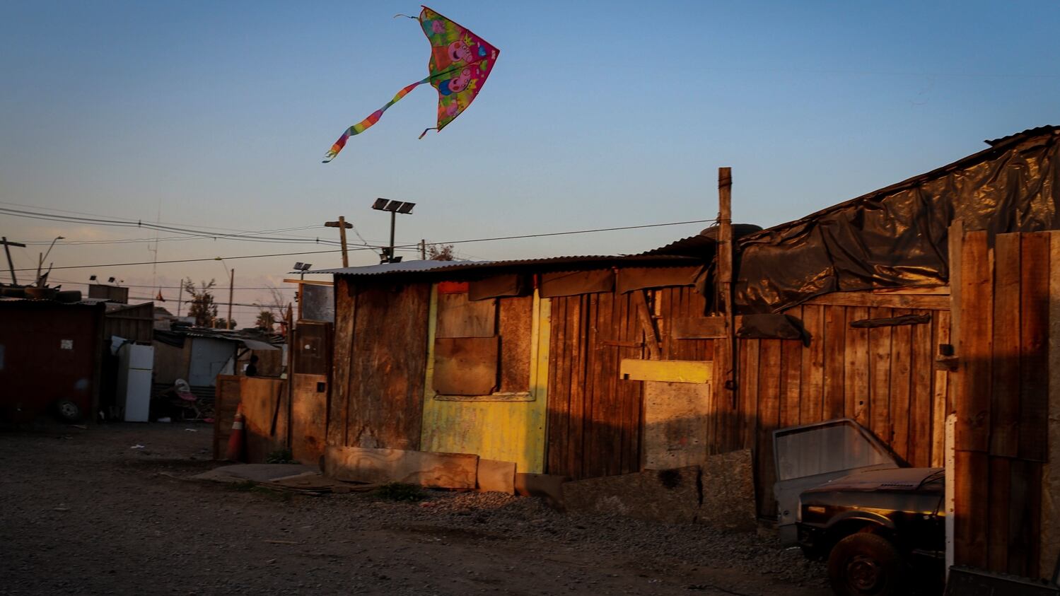 Una cometa vuela sobre un asentamiento irregular en las afueras de Santiago, Chile, el 8 de mayo de 2020.