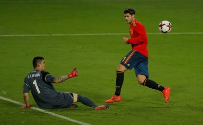 El delantero español Alvaro Morata intenta superar al portero costarricense Danny Carvajal.