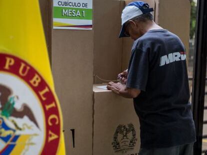 Un votante el pasado domingo en Colombia.