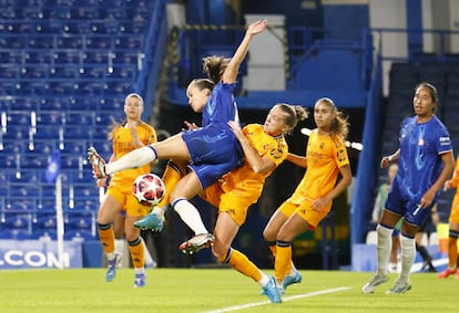 Futbolistas del Chelsea y del Madrid en un partido reciente de la Champions League femenina.