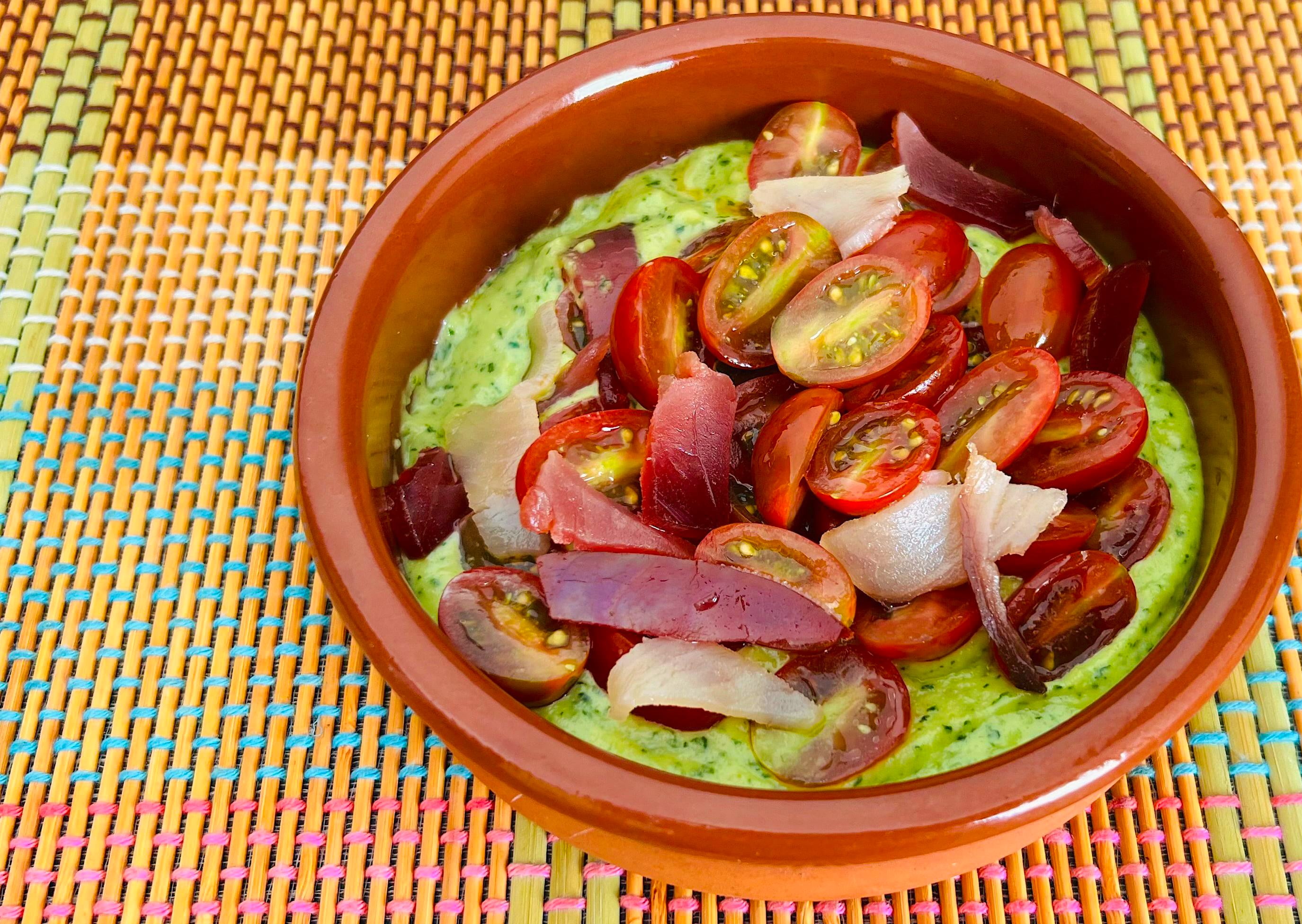 Ajoblanco verde con tomate y atún