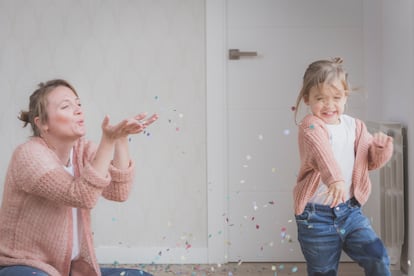 Una madre juega en casa con su hija.