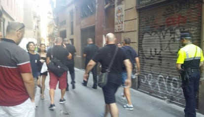 Varios empleados de 'Desokupa' tras un intento de desalojo en el Raval.