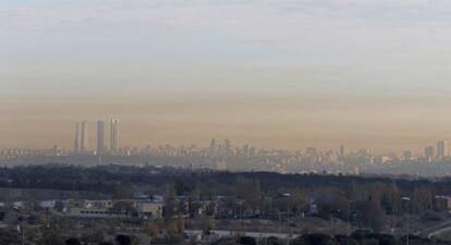 Boina de contaminaci&oacute;n sobre Madrid vista desde la M40.