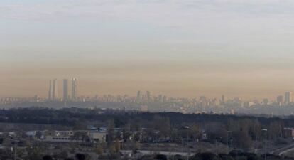 Boina de contaminación sobre Madrid vista desde la M40.