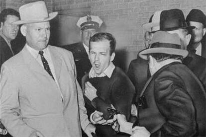 Jack Ruby dispara a Lee Harvey Oswald en Dallas el 24 de noviembre de 1963.