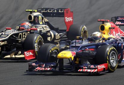 El Lotus de Grosjean disputa la posición con Sebastian Vettel.